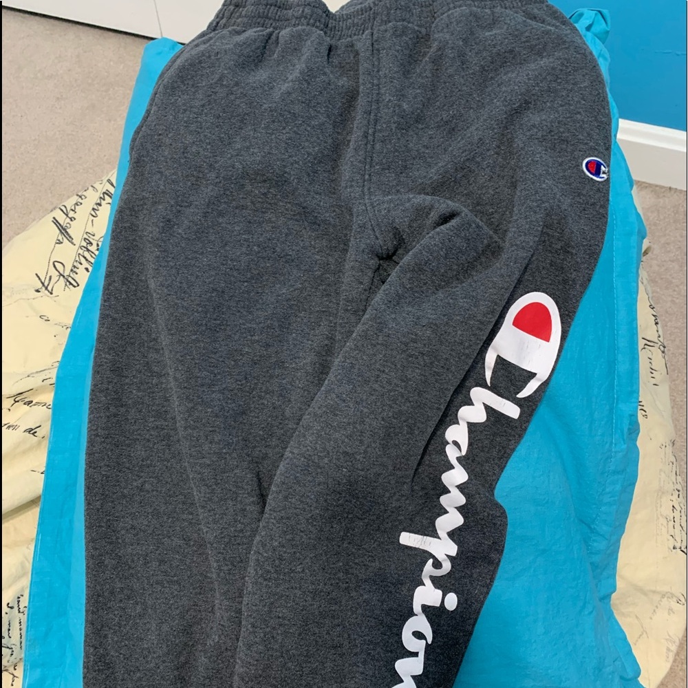 Champion fleece jogger in grey.  With pockets